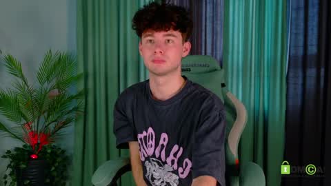 Snapshot of moon_gloww chatting on 25, 3, 2026 moon_gloww online show from 25, 3, 2026