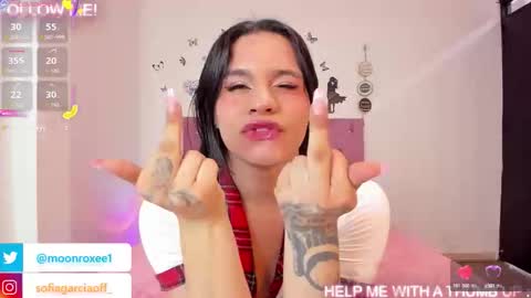 Snapshot of moon_roxee chatting on 28, 10, 2025 moon_roxee online show from 28, 10, 2025