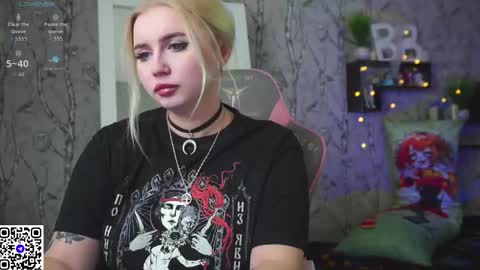 Snapshot of moon_valkyriie chatting on 23, 12, 2025 Emilia online show from 23, 12, 2025