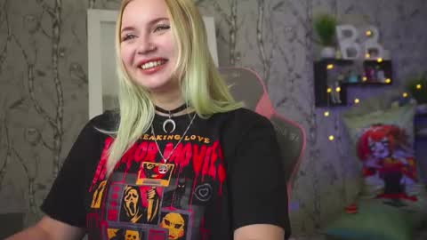 Snapshot of moon_valkyriie chatting on 3, 2, 2026 Emilia online show from 3, 2, 2026