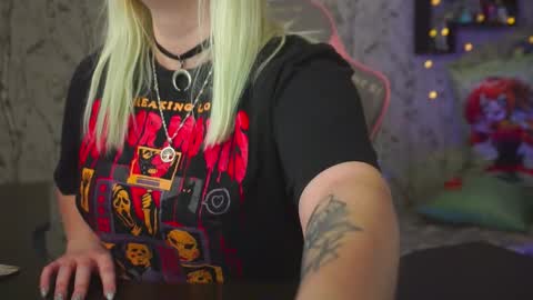 Snapshot of moon_valkyriie chatting on 3, 2, 2026 Emilia online show from 3, 2, 2026