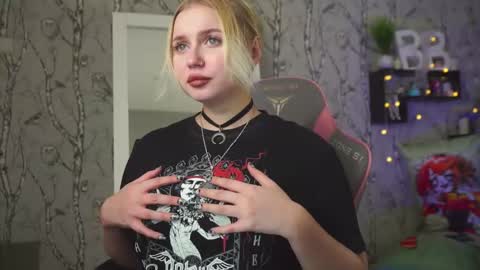 Snapshot of moon_valkyriie chatting on 6, 2, 2026 Emilia online show from 6, 2, 2026