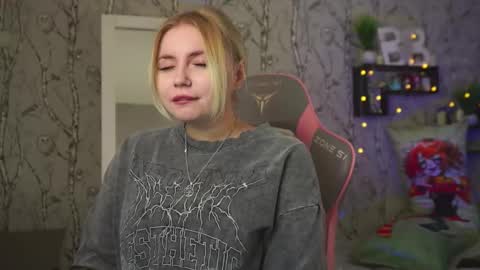 Snapshot of moon_valkyriie chatting on 27, 2, 2026 Emilia online show from 27, 2, 2026