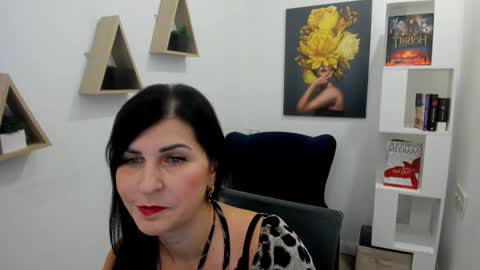 Snapshot of moonvelour chatting on 8, 11, 2025 Ask me online show from 8, 11, 2025