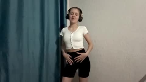 Snapshot of mozelleberendt chatting on 27, 11, 2025 Jenny online show from 27, 11, 2025