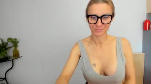 LOVELY JULIA  Peter DAY online show from 9, 12, 2024