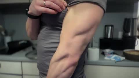 musclehair3 online show from 18, 12, 2024