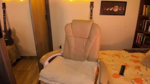 Snapshot of musicayluna chatting on 28, 10, 2025 VALENTINA Luna online show from 28, 10, 2025