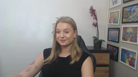 Snapshot of mysteryericax chatting on 16, 9, 2025 Erica online show from 16, 9, 2025