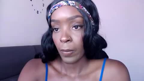 Nahomy  online show from 28, 1, 2025