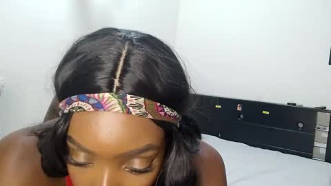 Nahomy  online show from 4, 2, 2025