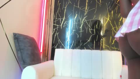 Nahomy  online show from 3, 10, 2025