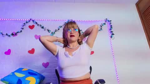 Snapshot of naomi_diamond_ chatting on 23, 10, 2025 Naomi online show from 23, 10, 2025