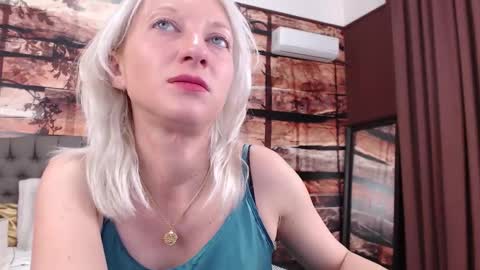 Snapshot of natalie_bitton chatting on 11, 10, 2025 Natalie online show from 11, 10, 2025