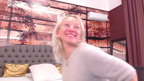 Snapshot of natalie_bitton chatting on 13, 10, 2025 Natalie online show from 13, 10, 2025