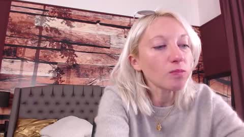 Snapshot of natalie_bitton chatting on 19, 10, 2025 Natalie online show from 19, 10, 2025