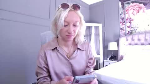 Snapshot of natalie_bitton chatting on 2, 11, 2025 Natalie online show from 2, 11, 2025