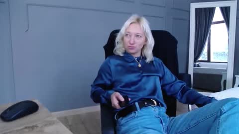 Snapshot of natalie_bitton chatting on 4, 11, 2025 Natalie online show from 4, 11, 2025