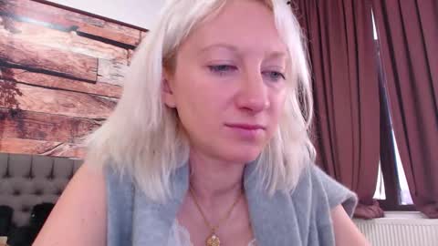 Snapshot of natalie_bitton chatting on 9, 11, 2025 Natalie online show from 9, 11, 2025