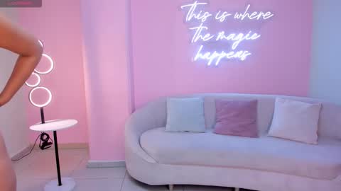 Natalie Lewis online show from 25, 2, 2026