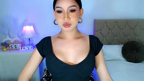 Snapshot of nathalie_hadid chatting on 21, 10, 2025 please follow me guyss online show from 21, 10, 2025