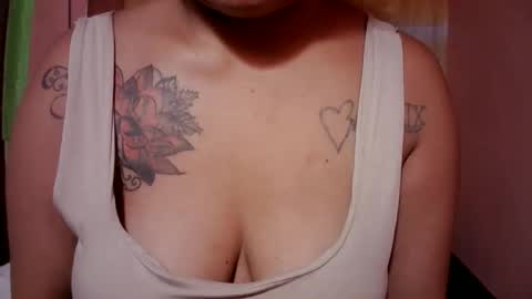 Snapshot of naughtymom_33 chatting on 23, 10, 2025 naughtymom_33 online show from 23, 10, 2025