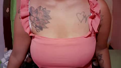 Snapshot of naughtymom_33 chatting on 27, 10, 2025 naughtymom_33 online show from 27, 10, 2025