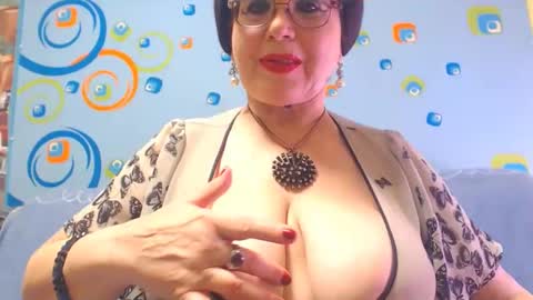 Snapshot of naughtymomxxx chatting on 28, 12, 2024 OldKinkyMILF online show from 28, 12, 2024