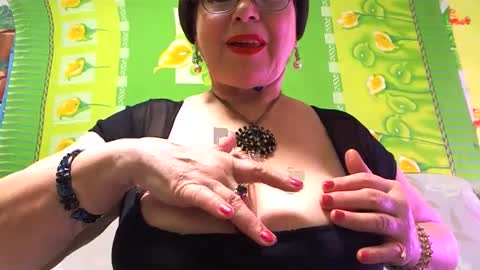 Snapshot of naughtymomxxx chatting on 3, 2, 2025 OldKinkyMILF online show from 3, 2, 2025