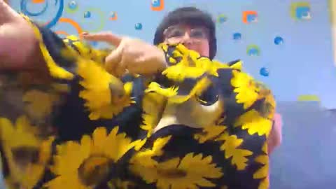 Snapshot of naughtymomxxx chatting on 15, 2, 2025 OldKinkyMILF online show from 15, 2, 2025