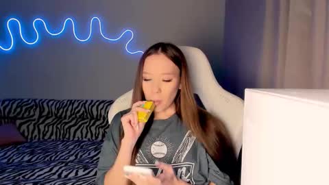 Snapshot of neyrmina chatting on 3, 11, 2025 Mina online show from 3, 11, 2025