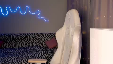 Snapshot of neyrmina chatting on 1, 12, 2025 Mina online show from 1, 12, 2025