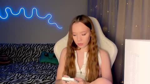 Snapshot of neyrmina chatting on 4, 12, 2025 Mina online show from 4, 12, 2025