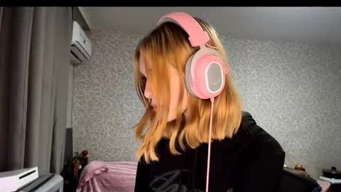 Snapshot of ngocjanus chatting on 25, 11, 2025 Eva Arts online show from 25, 11, 2025