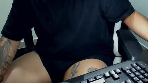 Snapshot of nicepussyandcock chatting on 24, 10, 2025 Camila And Steeven online show from 24, 10, 2025