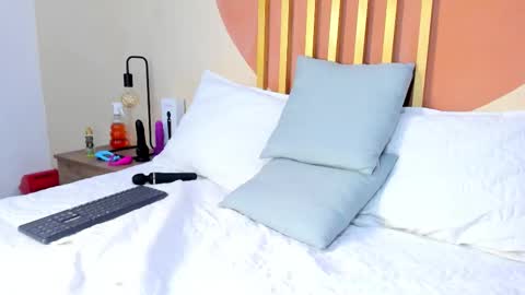 N i c o l e  online show from 14, 10, 2025