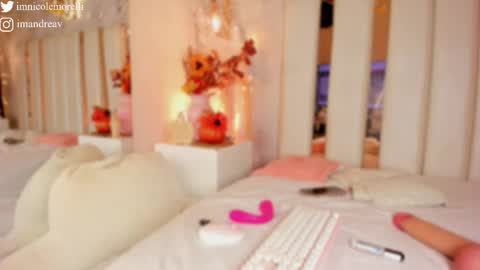 Snapshot of nicolemorelli2 chatting on 27, 10, 2025 Andrea give it a thumbs up please its important online show from 27, 10, 2025