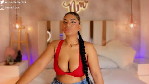 Snapshot of nicolemorelli2 chatting on 6, 11, 2025 Andrea give it a thumbs up please its important online show from 6, 11, 2025