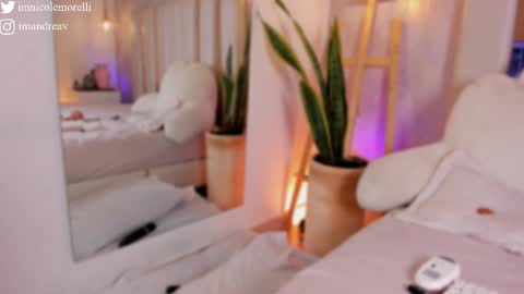 Snapshot of nicolemorelli2 chatting on 18, 11, 2025 Andrea give it a thumbs up please its important online show from 18, 11, 2025