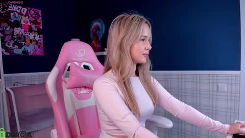 nicolettacooper online show from 9, 9, 2025