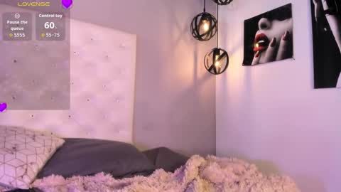 Nicolle online show from 4, 3, 2026