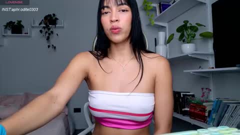 Snapshot of nikol_je chatting on 19, 9, 2025 Nicole cam online show from 19, 9, 2025