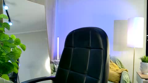 Snapshot of niky_jess chatting on 14, 10, 2025 Veronica online show from 14, 10, 2025