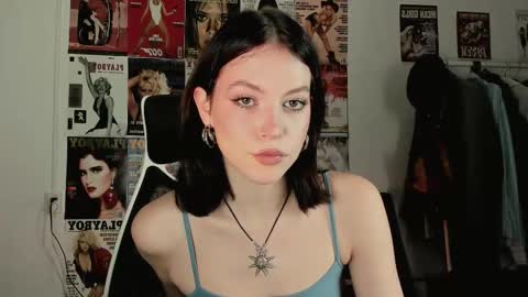 Snapshot of niky_jess chatting on 10, 11, 2025 Veronica online show from 10, 11, 2025