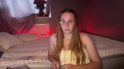 ninaglow_ online show from 4, 10, 2025