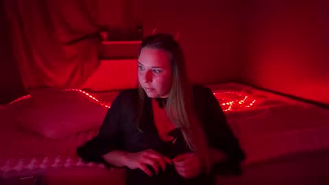 ninaglow_ online show from 6, 10, 2025
