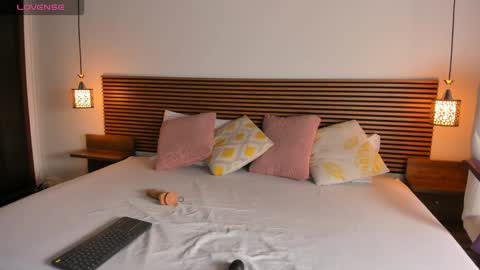 Nitha Gonzalez online show from 5, 11, 2025