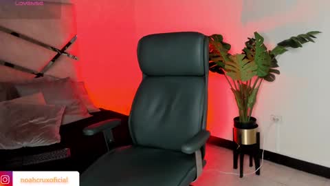 Snapshot of noahcrux chatting on 12, 9, 2025 Noah online show from 12, 9, 2025