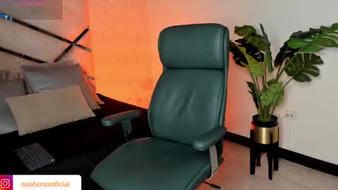 Snapshot of noahcrux chatting on 15, 9, 2025 Noah online show from 15, 9, 2025