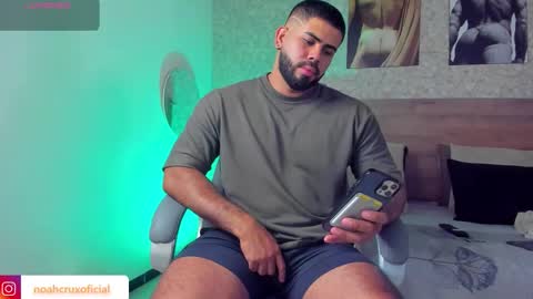 Snapshot of noahcrux chatting on 14, 10, 2025 Noah online show from 14, 10, 2025